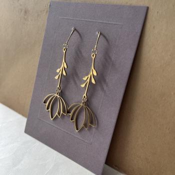 Preview: vergoldete Edelstahl-Ohrhänger – filigranes, geometrisches Design - Knospe