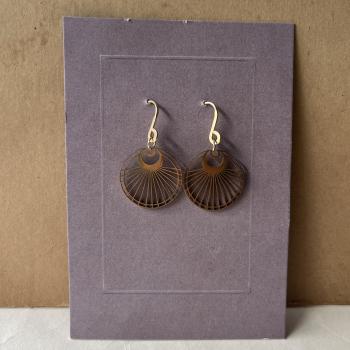 Preview: vergoldete Edelstahl-Ohrhänger – filigranes, geometrisches Design - Strahlen