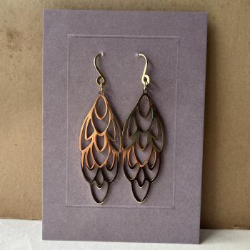 Preview: große vergoldete Edelstahl-Ohrhänger – Flügel – filigranes, geometrisches Design