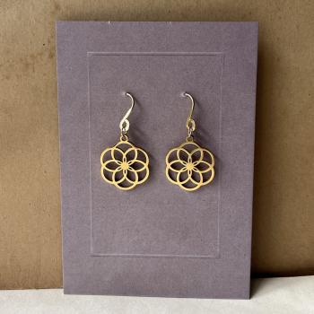 vergoldete Edelstahl-Ohrhänger – filigranes, geometrisches Design - kleine Blume