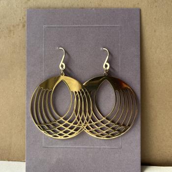 große runde vergoldete Edelstahl-Ohrhänger – filigranes, geometrisches Design