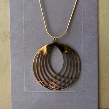 Preview: Jugendstil - großer runder Anhänger aus Edelstahl vergoldet an filigraner Kette