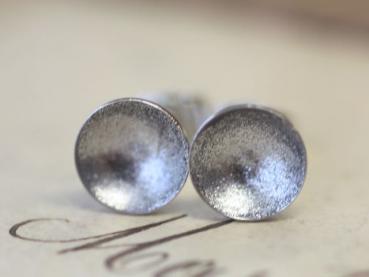 Lack Ohrstecker in metallic silber