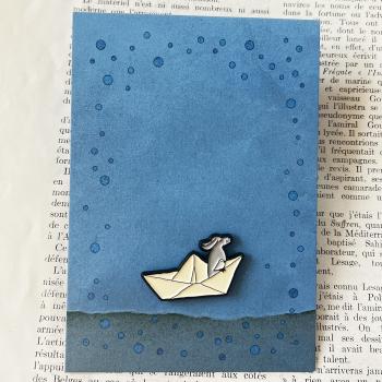 Emaille Pin - kleines Boot mit Hund und Vogel