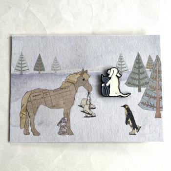 Hund und Katze  - Ansteck-Pin auf Winterkarte
