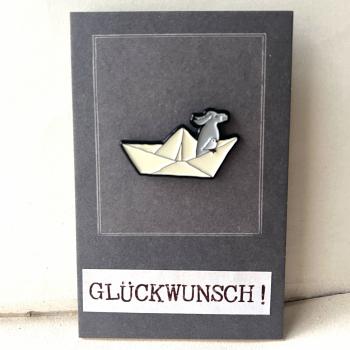 Emaille Pin - kleines Boot mit Hund und Vogel