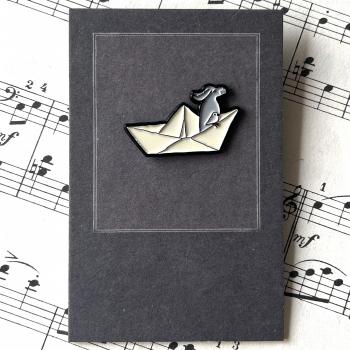 Preview: Emaille Pin - kleines Boot mit Hund und Vogel