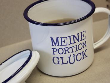 Emaille Tasse mit Deckel - Portion Glück