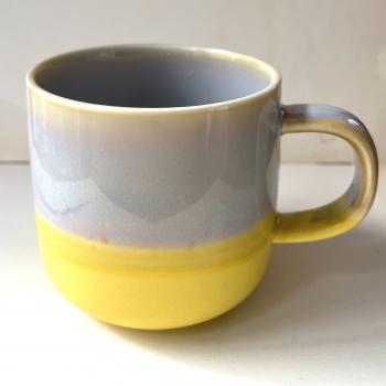 Tasse – gelb gestreift, Steingut, 390 ml