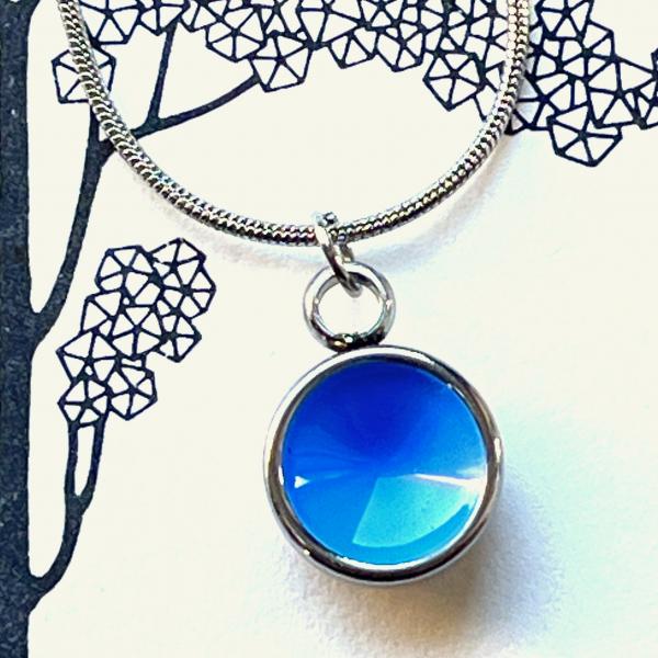 Zierlicher Schalenanhänger mit Hellblauer Kontrastfarbe – Edelstahl – inklusive Kette