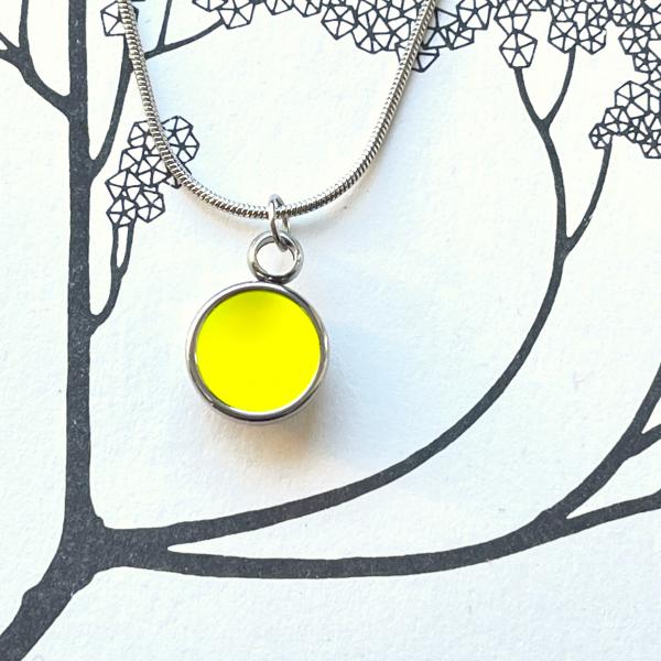 Zierlicher Schalenanhänger mit Kontrastfarbe in Neon Gelb – Edelstahl – inklusive Kette
