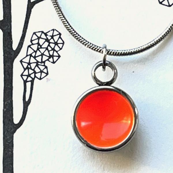 Zierlicher Schalenanhänger mit Kontrastfarbe in Neon Orange – Edelstahl – inklusive Kette