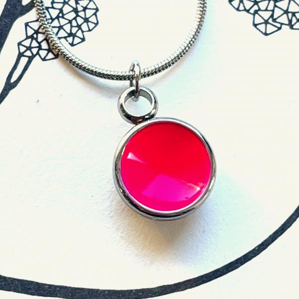 Zierlicher Schalenanhänger mit Kontrastfarbe in Neon Pink – Edelstahl – inklusive Kette