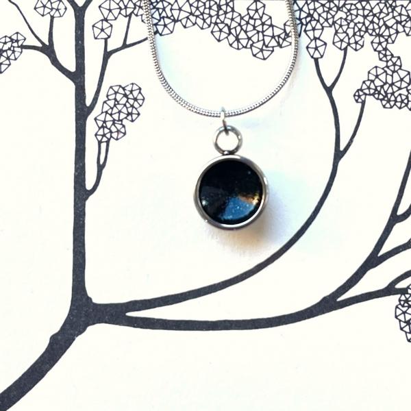 Zierlicher Schalenanhänger mit Kontrastfarbe in Schwarz – Edelstahl – inklusive Kette