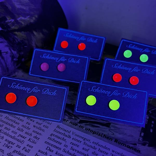 Lack Ohrstecker in neon violett