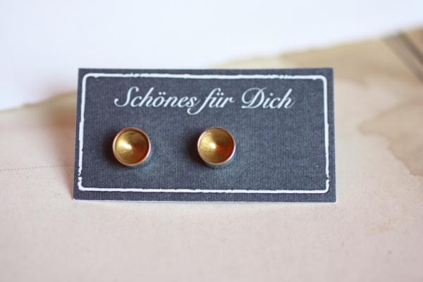 Sparkling shell ear studs in gold gold