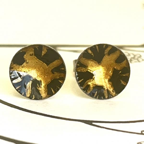 Sparkling stud earrings with star in gold black