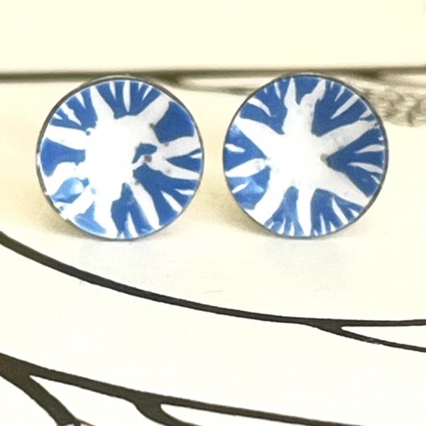 Sparkling stud earrings with star in white blue