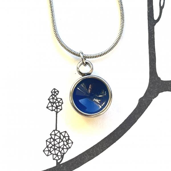 Zierlicher Schalenanhänger mit Jeansblauer Kontrastfarbe – Edelstahl – inklusive Kette