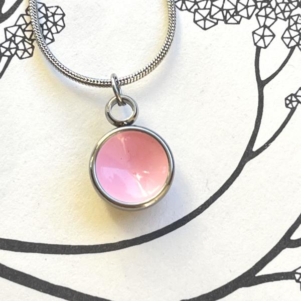Zierlicher Schalenanhänger mit rosa Kontrastfarbe – Edelstahl – inklusive Kette