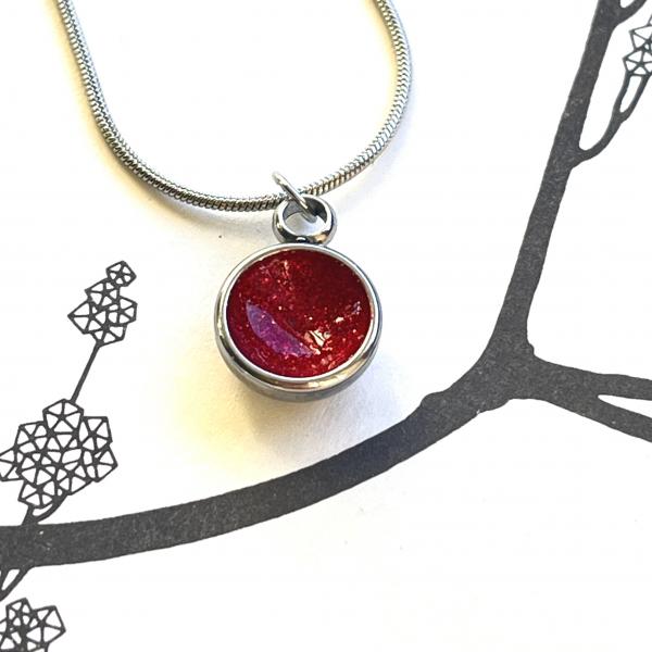 Zierlicher Schalenanhänger mit Kontrastfarbe in Glitzer Rot – Edelstahl – inklusive Kette