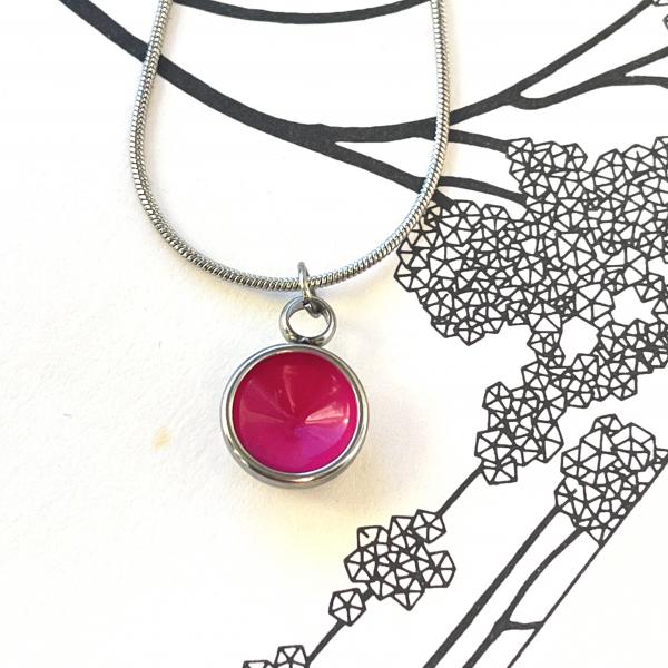 Zierlicher Schalenanhänger mit Kontrastfarbe in Fuchsia – Edelstahl – inklusive Kette