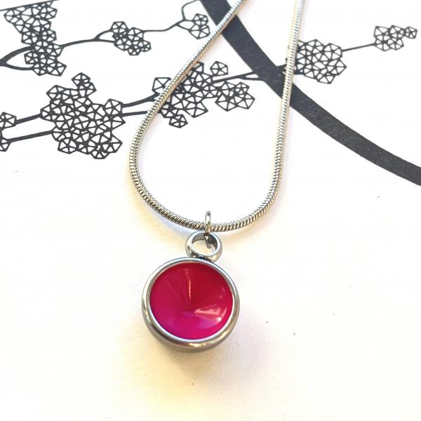 Zierlicher Schalenanhänger mit Kontrastfarbe in Fuchsia – Edelstahl – inklusive Kette