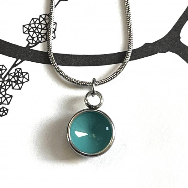 Zierlicher Schalenanhänger mit Kontrastfarbe in Türkis – Edelstahl – inklusive Kette