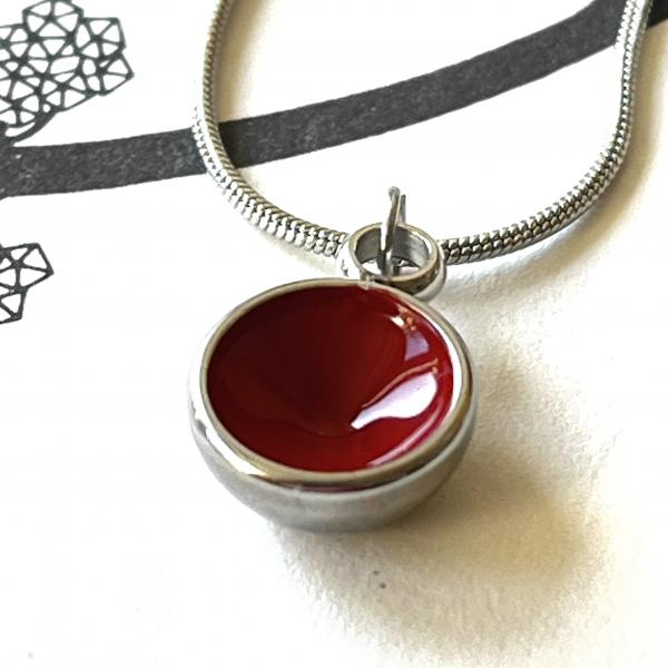 Zierlicher Schalenanhänger mit Kastanien Brauner Kontrastfarbe – Edelstahl – inklusive Kette