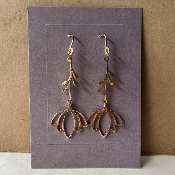 vergoldete Edelstahl-Ohrhänger – filigranes, geometrisches Design - Knospe