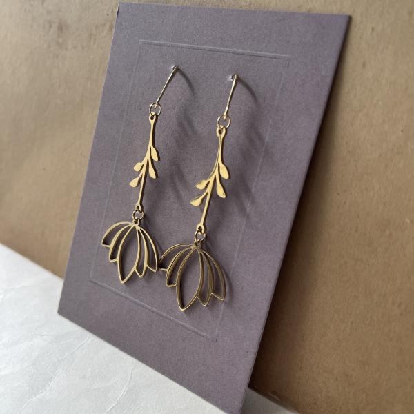 vergoldete Edelstahl-Ohrhänger – filigranes, geometrisches Design - Knospe