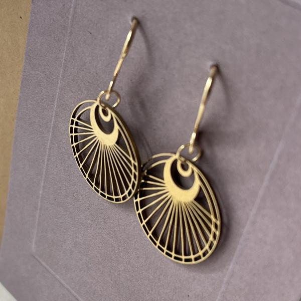 vergoldete Edelstahl-Ohrhänger – filigranes, geometrisches Design - Strahlen