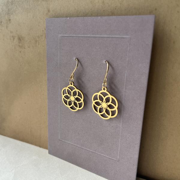 vergoldete Edelstahl-Ohrhänger – filigranes, geometrisches Design - kleine Blume