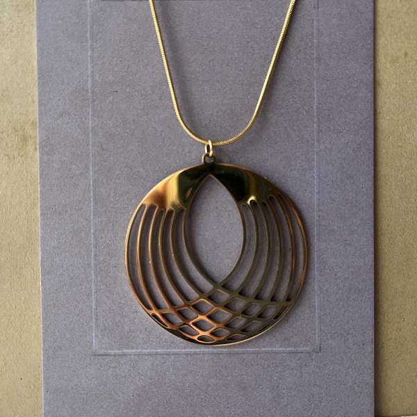 Jugendstil - großer runder Anhänger aus Edelstahl vergoldet an filigraner Kette