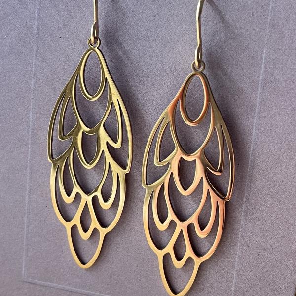 große vergoldete Edelstahl-Ohrhänger – Flügel – filigranes, geometrisches Design