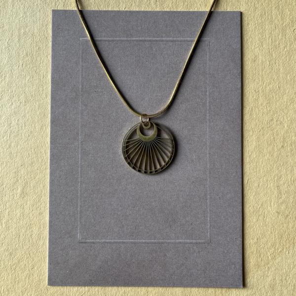 Art Nouveau – Little Round Pendant in Gold-Plated Stainless Steel on a Delicate Chain