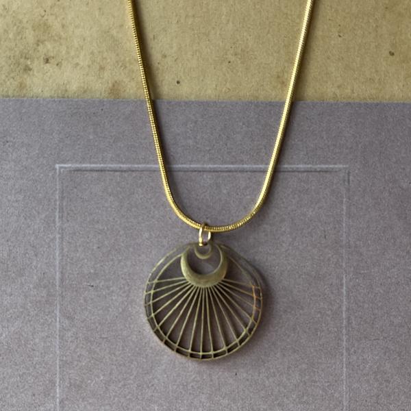 Art Nouveau – Little Round Pendant in Gold-Plated Stainless Steel on a Delicate Chain