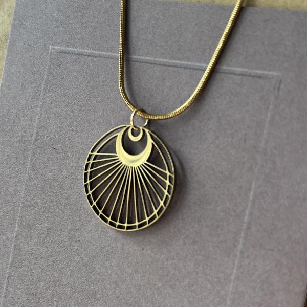 Art Nouveau – Little Round Pendant in Gold-Plated Stainless Steel on a Delicate Chain